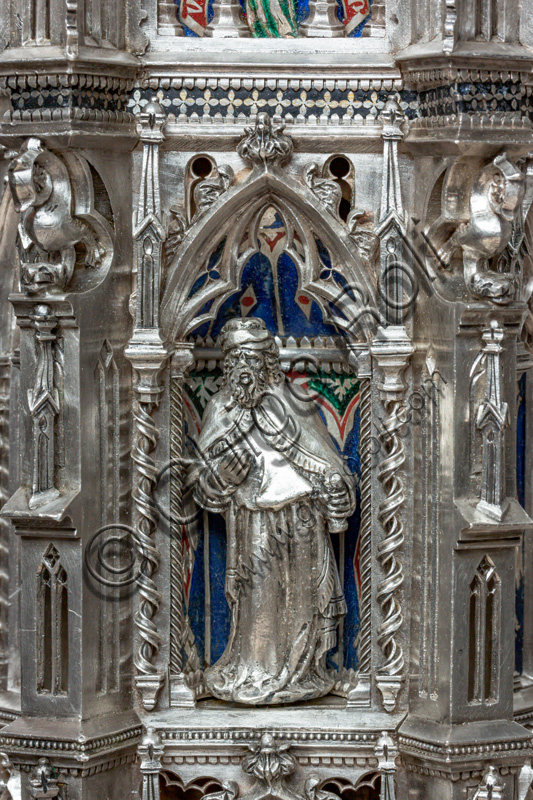 Florence, Museum of the Opera del Duomo (Museum of Florence Cathedral of Santa Maria del Fiore): “the silver altar of St. John's Treasure” (1367 - 1483), by florentine masters.Front of the dossal: detail of a niche with a statue of a  prophet in the fourth pillar from the left.