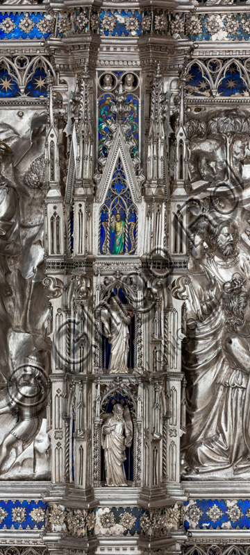 Firenze, Museo dell'Opera del Duomo (Santa Maria del Fiore): “Altare d'argento del Tesoro di San Giovanni (1367 - 1483)”, di maestri fiorentini.Fronte del dossale: particolare superiore del secondo pilastro da sinistra , con figure di santi e/o profeti.