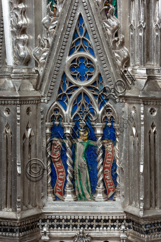 Firenze, Museo dell'Opera del Duomo (Santa Maria del Fiore): “Altare d'argento del Tesoro di San Giovanni (1367 - 1483)”, di maestri fiorentini.Quarto pilastro: placchetta smaltata entro finestrella a guglia con figura di sibilla che regge il motto  “VENITE, BENEDICTI P(atris mei)”.