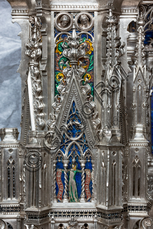 Florence, Museum of the Opera del Duomo (Museum of Florence Cathedral of Santa Maria del Fiore): “the silver altar of St. John's Treasure” (1367 - 1483), by florentine masters.Fourth pillar: enamelled plate within a spire window with the figure of a sibyl holding the motto  “VENITE, BENEDICTI P(atris mei)”.