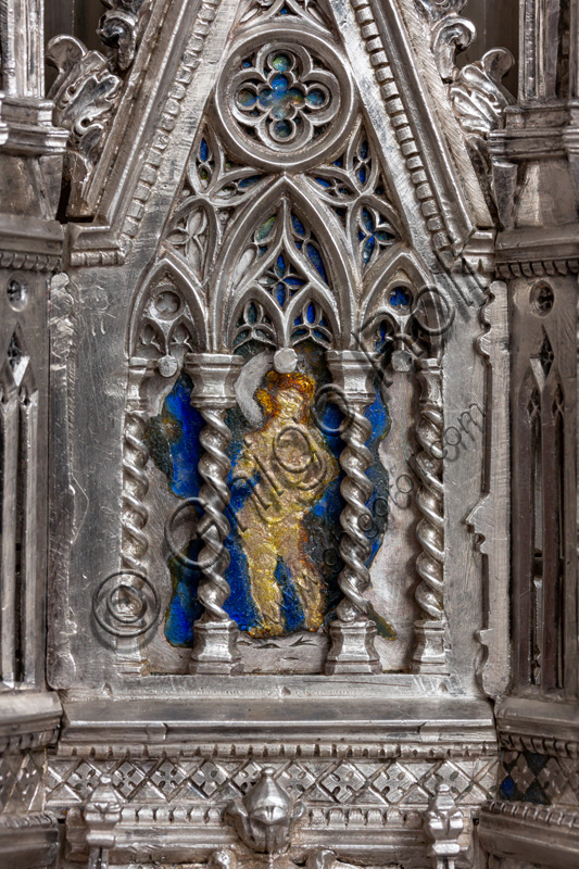 Firenze, Museo dell'Opera del Duomo (Santa Maria del Fiore): “Altare d'argento del Tesoro di San Giovanni (1367 - 1483)”, di maestri fiorentini.Fianco sinistro: placchetta smaltata entro finestrella a guglia con figura.