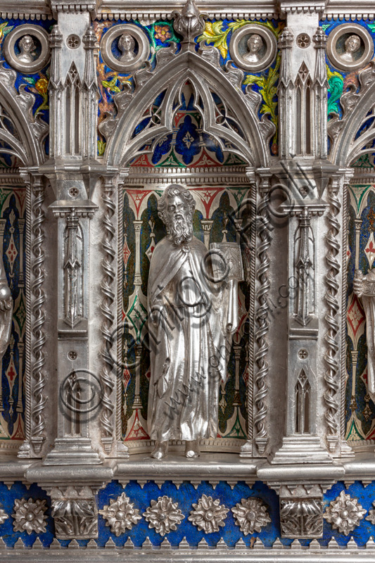 Firenze, Museo dell'Opera del Duomo (Santa Maria del Fiore): “Altare d'argento del Tesoro di San Giovanni (1367 - 1483)”, di maestri fiorentini.Fronte del dossale, quinta bancata superiore: particolare di nicchia con statuina di santo o profeta.