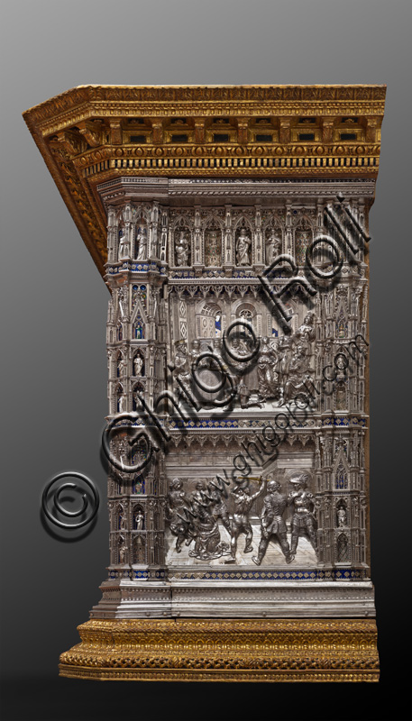 Firenze, Museo dell'Opera del Duomo (Santa Maria del Fiore): “Altare d'argento del Tesoro di San Giovanni” (1367 - 1483), maestri fiorentini.Fianco destro dell’altare.Alcune centinaia di chili di argento, oltre a dorature e raffinatissimi smalti, sono stati impiegati per realizzare l’Altare d’argento e la Croce del Tesoro di San Giovanni, uno dei capolavori assoluti dell’oreficeria di tutti i tempi. Creato tra il 1367 e il 1483 e destinato al Battistero di San Giovanni a Firenze, è oggi conservato nel Museo dell’Opera di Santa Maria del Fiore. All’inizio del XIV secolo la ricca Corporazione dei Mercanti incaricò dell’opera alcuni dei più grandi artisti del periodo: al fronte lavorarono trecenteschi maestri fiorentini quali Leonardo di Ser Giovanni, Antonio di Salvi e Francesco di Giovanni. La statua del Santo al centro è opera di Michelozzo di Bartolomeo. Il completamento dell’opera avverrà solo un secolo dopo con i fianchi del Pollaiolo e del Verrocchio.Pertanto questo dossale rappresenta una straordinaria sintesi delle principali tendenze dell’oreficeria e dell’arte scultore fiorentina tra Gotico e Rinascimento.