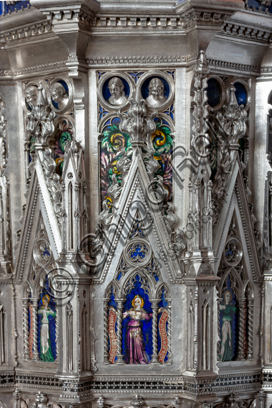 Florence, Museum of the Opera del Duomo (Museum of Florence Cathedral of Santa Maria del Fiore): “the silver altar of St. John's Treasure” (1367 - 1483), by florentine masters.Right corner pillar: enamelled plate within a spire window with the figure of a sibyl holding the motto “EXSPECTANS EXSPECTAVI DOMINUS ET INTENDIT….”.