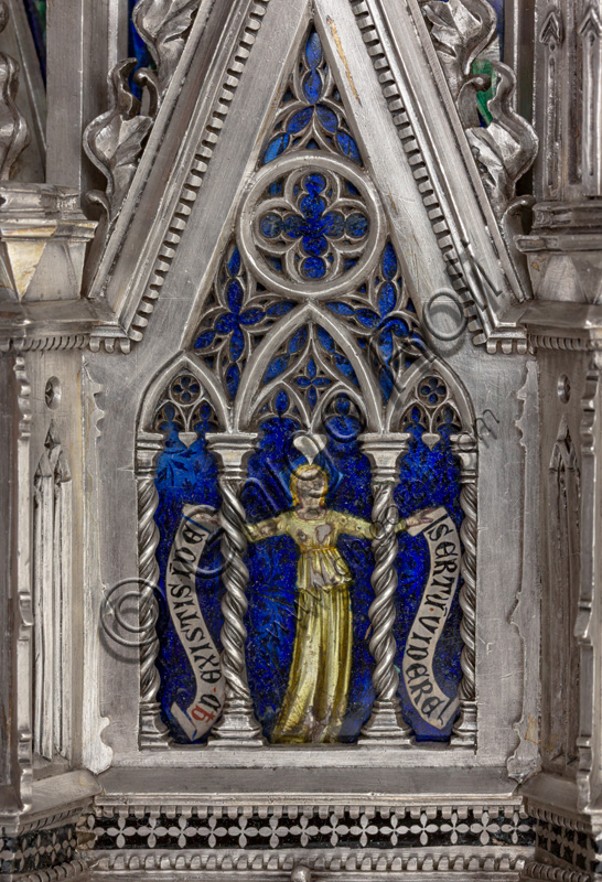 Firenze, Museo dell'Opera del Duomo (Santa Maria del Fiore): “Altare d'argento del Tesoro di San Giovanni (1367 - 1483)”, di maestri fiorentini.Pilastro angolare sinistro: placchetta smaltata entro finestrella a guglia con figura di sibilla che regge il motto “QUID EXISTIS IN DESERTUM VIDERE”.