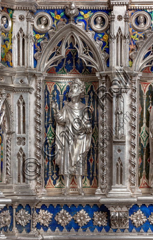 Firenze, Museo dell'Opera del Duomo (Santa Maria del Fiore): “Altare d'argento del Tesoro di San Giovanni (1367 - 1483)”, di maestri fiorentini.Fronte del dossale, quinta bancata superiore: nicchia con statuina di re o imperatore che regge una sfera (globo crucigero).