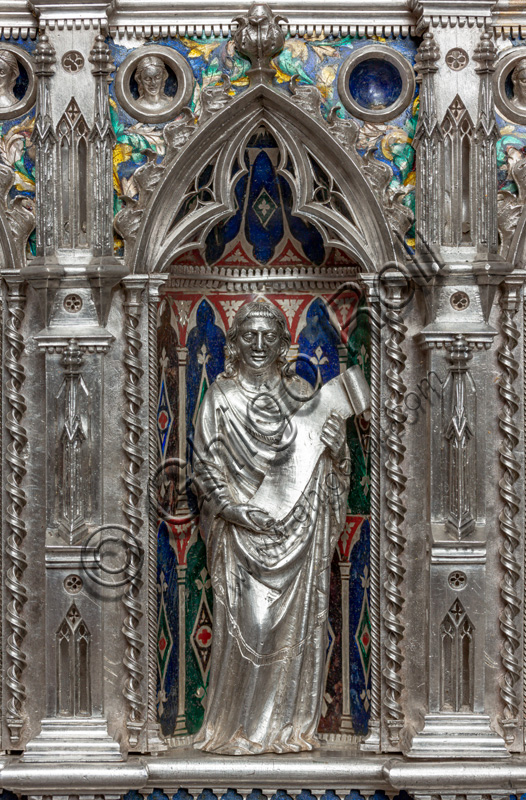 Firenze, Museo dell'Opera del Duomo (Santa Maria del Fiore): “Altare d'argento del Tesoro di San Giovanni (1367 - 1483)”, di maestri fiorentini.Fronte del dossale, quarta bancata superiore: nicchia con statuina di  santo che regge una pergamena.