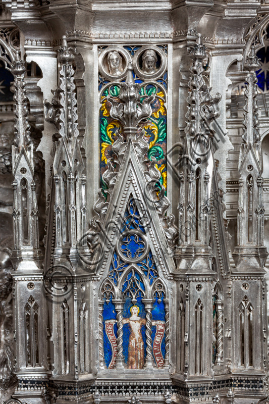 Florence, Museum of the Opera del Duomo (Museum of Florence Cathedral of Santa Maria del Fiore): “the silver altar of St. John's Treasure” (1367 - 1483), by florentine masters.Fourth pillar: enamelled plate within a spire window with the figure of a sibyl holding the motto “… BENEDICTUS QUI VENIT”.