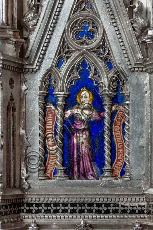 Firenze, Museo dell'Opera del Duomo (Santa Maria del Fiore): “Altare d'argento del Tesoro di San Giovanni (1367 - 1483)”, di maestri fiorentini.Pilastro angolare destro: placchetta smaltata entro finestrella a guglia con figura di sibilla che regge il motto “EXSPECTANS EXSPECTAVI DOMINUS ET INTENDIT….”.