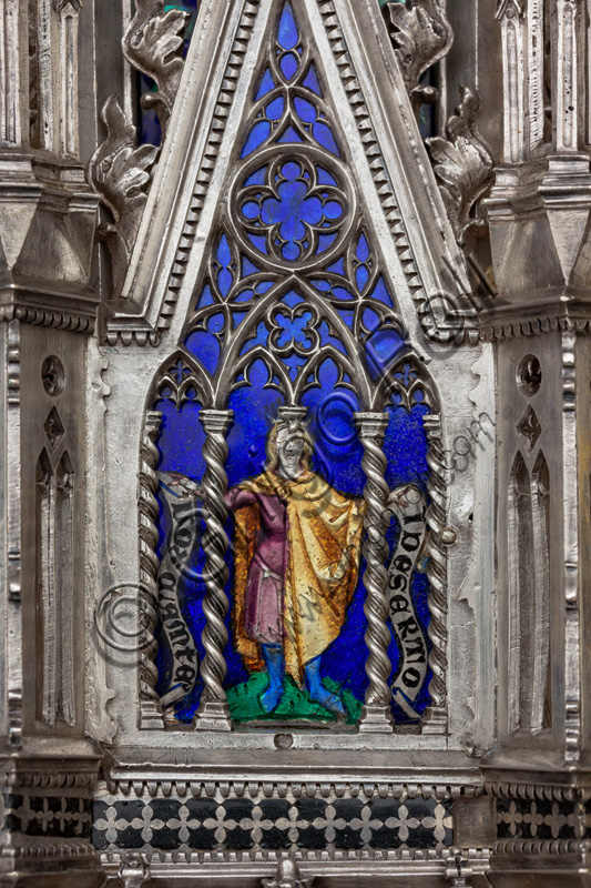 Firenze, Museo dell'Opera del Duomo (Santa Maria del Fiore): “Altare d'argento del Tesoro di San Giovanni (1367 - 1483)”, di maestri fiorentini.Secondo pilastro: placchetta smaltata entro finestrella a guglia con figura di Re e motto “VOX CLAMANTE IN DESERTO”.