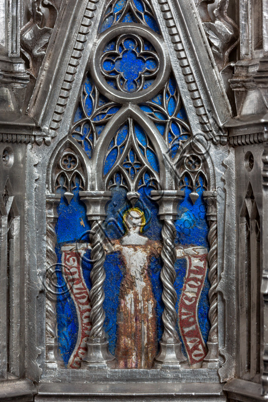 Florence, Museum of the Opera del Duomo (Museum of Florence Cathedral of Santa Maria del Fiore): “the silver altar of St. John's Treasure” (1367 - 1483), by florentine masters.Fourth pillar: enamelled plate within a spire window with the figure of a sibyl holding the motto “… BENEDICTUS QUI VENIT”.