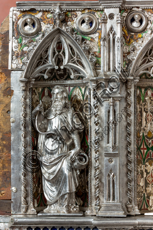 Firenze, Museo dell'Opera del Duomo (Santa Maria del Fiore): “Altare d'argento del Tesoro di San Giovanni (1367 - 1483)”, di maestri fiorentini.Fianco destro del dossale, pilastro angolare: nicchia con statuina di santo (o profeta) con lungo rotolo di pergamena.