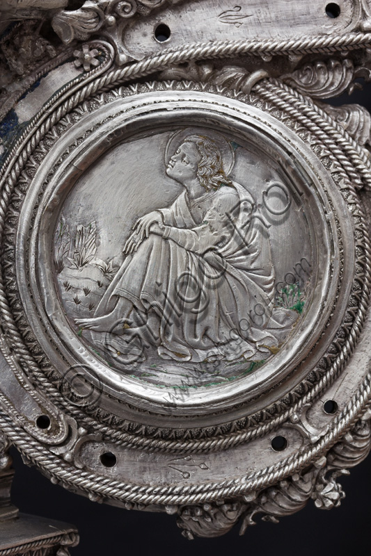 Firenze, Museo dell'Opera del Duomo (Santa Maria del Fiore): “La croce del tesoro di S. Giovanni: il recto”. Splendido esempio di oreficeria rinascimentale, scolpita in lamina d’argento, cesellata e smaltata da Betto di Francesco Betti, Antonio del Pollaiolo e Miliano di Domenico Dei tra il 1457 e il 1459 circa. Venne commissionata a completamento dell’altare d’argento. La Croce-ostensorio è composta da tre parti principali distinte: il Crocifisso, il fusto e la base. Particolare della parte centrale con medaglione che raffigura un santo. 