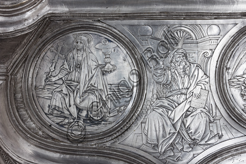 Firenze, Museo dell'Opera del Duomo (Santa Maria del Fiore): “La croce del tesoro di S. Giovanni: il recto”. Splendido esempio di oreficeria rinascimentale, scolpita in lamina d’argento, cesellata e smaltata da Betto di Francesco Betti, Antonio del Pollaiolo e Miliano di Domenico Dei tra il 1457 e il 1459 circa. Venne commissionata a completamento dell’altare d’argento. La Croce-ostensorio è composta da tre parti principali distinte: il Crocifisso, il fusto e la base. Particolare del basamento con medaglione che raffigura “la Fede”, che regge in una mano il calice e la patena, mentre nell'altra brandisce una croce. A sinistra raffigurazione di “Mosè”.