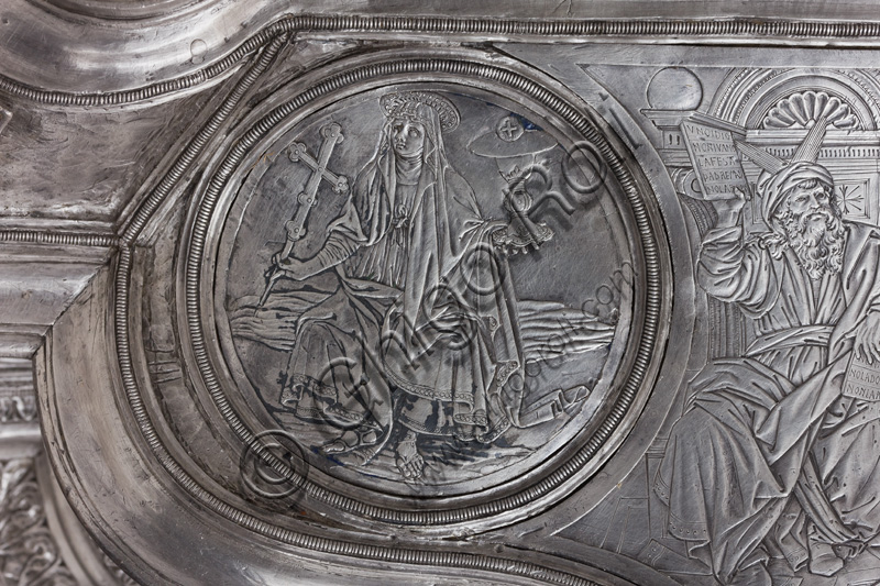 Firenze, Museo dell'Opera del Duomo (Santa Maria del Fiore): “La croce del tesoro di S. Giovanni: il recto”. Splendido esempio di oreficeria rinascimentale, scolpita in lamina d’argento, cesellata e smaltata da Betto di Francesco Betti, Antonio del Pollaiolo e Miliano di Domenico Dei tra il 1457 e il 1459 circa. Venne commissionata a completamento dell’altare d’argento. La Croce-ostensorio è composta da tre parti principali distinte: il Crocifisso, il fusto e la base. Particolare del basamento con medaglione che raffigura “la Fede”, che regge in una mano il calice e la patena, mentre nell'altra brandisce una croce. 