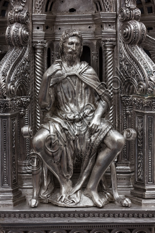 Firenze, Museo dell'Opera del Duomo (Santa Maria del Fiore): “La croce del tesoro di S. Giovanni: il recto”.Particolare: “statua di S. Giovanni Battista”.La Croce è uno splendido esempio di oreficeria rinascimentale, scolpita in lamina d’argento, cesellata e smaltata da Betto di Francesco Betti, Antonio del Pollaiolo e Miliano di Domenico Dei tra il 1457 e il 1459 circa. Venne commissionata a completamento dell’altare d’argento. La Croce-ostensorio è composta da tre parti principali distinte: il Crocifisso, il fusto e la base. 