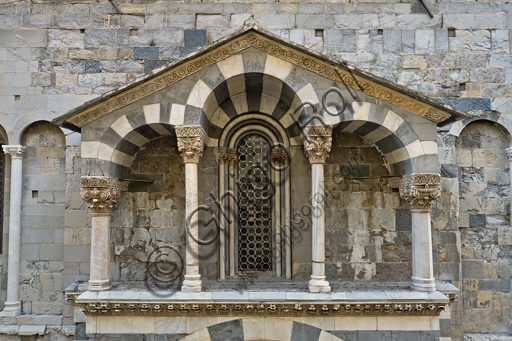 Genova, Duomo (Cattedrale di S. Lorenzo), lato sud, portale di San Gottardo (1155 - 1160): l’edicola del protiro.