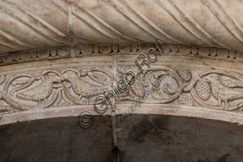 Fidenza, Duomo (Cattedrale di San Donnino), facciata, il portale maggiore, fregio interno: dettaglio a girali vegetali e uccelli.Opera di Benedetto Antelami e bottega.