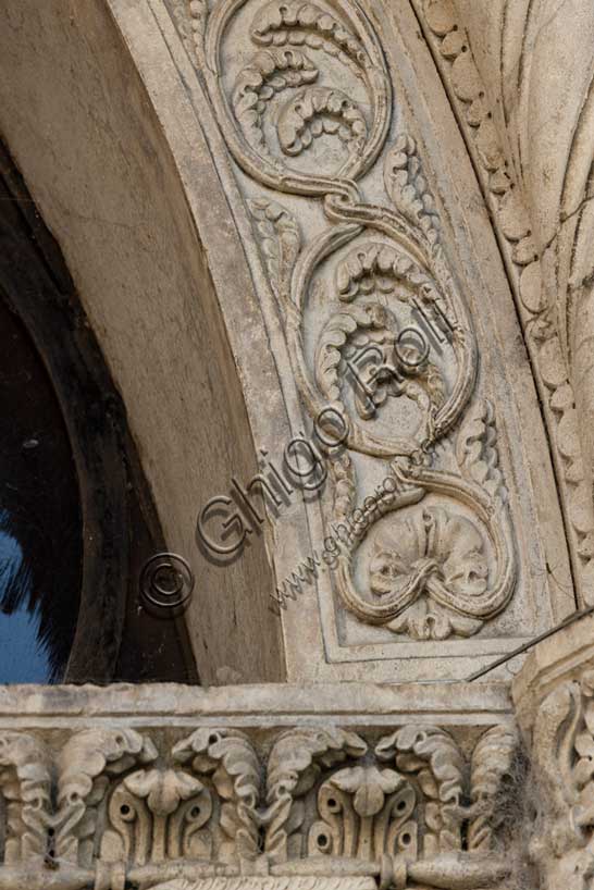 Fidenza, Duomo (Cattedrale di San Donnino), facciata, il portale maggiore, fregio interno: dettaglio a girali vegetali.Opera di Benedetto Antelami e bottega.