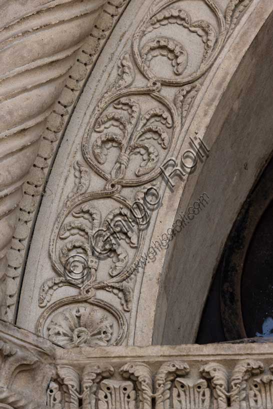 Fidenza, Duomo (Cattedrale di San Donnino), facciata, il portale maggiore, fregio interno: dettaglio a girali vegetali.Opera di Benedetto Antelami e bottega.