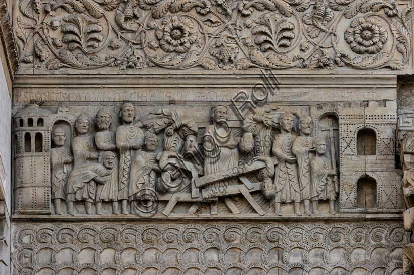 Fidenza, Duomo (Cattedrale di S. Donnino), Facciata: bassorilievo con Storie di San Donnino, "Il miracolo della donna gravida", che racconta con drammaticità l'episodio del crollo di un ponte eccessivamente affollato e il salvataggio della donna incinta per intervento del Santo. Benedetto Antelami e bottega.