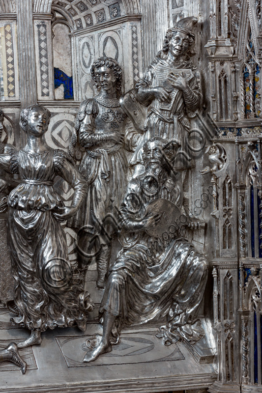 “Herod's banquet and Salomè's dance”, by Antonio di Salvi and Francesco di Giovanni.Tile of “The Silver Altar of St. John's Treasure” (1367 - 1483), Museum of the Opera del Duomo (Museum of Florence Cathedral of Santa Maria del Fiore), Florence.Detail with musician and female dancer.