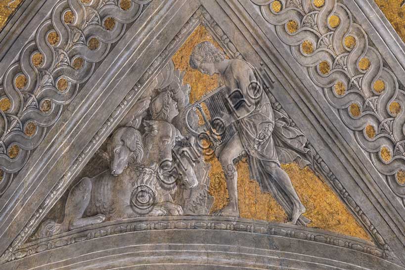 Palazzo Ducale: volta della  “Camera degli Sposi o Camera Picta”, che è una stanza collocata nel torrione nord-est del Castello di San Giorgio di Mantova. È celebre per il ciclo di affreschi che ricopre le sue pareti, capolavoro di Andrea Mantegna, realizzato tra il 1465 e il 1474. Particolare della volta: “Orfeo incanta le forze della natura”, pennacchio decorato con finto bassorilievo di ispirazione mitologica, che celebra simbolicamente il coraggio del marchese quale condottiero e uomo di stato.