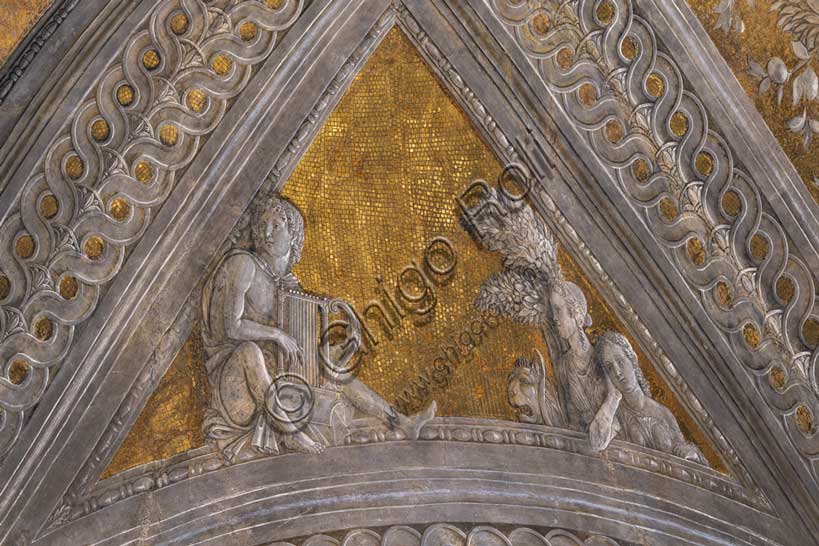 Palazzo Ducale: volta della  “Camera degli Sposi o Camera Picta”, che è una stanza collocata nel torrione nord-est del Castello di San Giorgio di Mantova. È celebre per il ciclo di affreschi che ricopre le sue pareti, capolavoro di Andrea Mantegna, realizzato tra il 1465 e il 1474. Particolare della volta: “Orfeo incanta Cerbero e una furia”, pennacchio decorato con finto bassorilievo di ispirazione mitologica, che celebra simbolicamente il coraggio del marchese quale condottiero e uomo di stato.