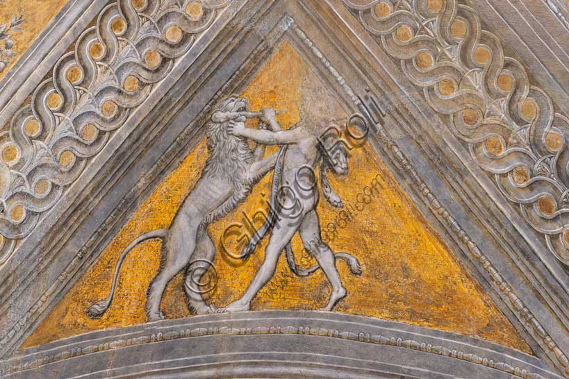 Palazzo Ducale: volta della  “Camera degli Sposi o Camera Picta”, che è una stanza collocata nel torrione nord-est del Castello di San Giorgio di Mantova. È celebre per il ciclo di affreschi che ricopre le sue pareti, capolavoro di Andrea Mantegna, realizzato tra il 1465 e il 1474. Particolare della volta: “Ercole che lotta con il leone Nemeo”, pennacchio decorato con finto bassorilievo di ispirazione mitologica, che celebra simbolicamente la forza del marchese quale condottiero e uomo di stato.