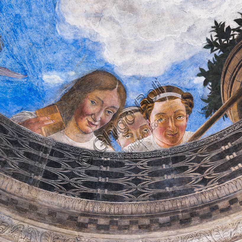 Palazzo Ducale: volta della  “Camera degli Sposi o Camera Picta”, che è una stanza collocata nel torrione nord-est del Castello di San Giorgio di Mantova. È celebre per il ciclo di affreschi che ricopre le sue pareti, capolavoro di Andrea Mantegna, realizzato tra il 1465 e il 1474. Particolare dell’ oculo della volta dove si vede una balaustra dalla quale si sporgono alcune donne.