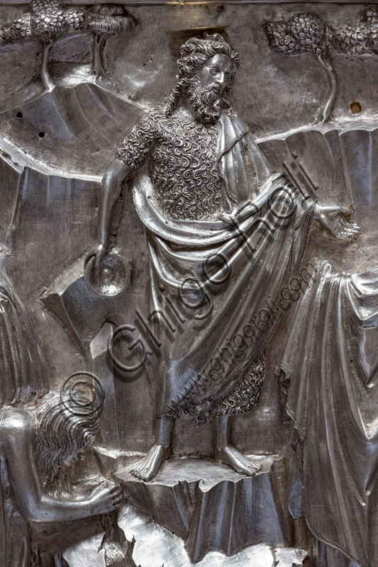 “San Giovanni battezza le folle”, di maestri orafi fiorentini trecenteschi. Formella  “Altare d'argento del Tesoro di San Giovanni (1367 - 1483)”,  Museo dell'Opera del Duomo (Santa Maria del Fiore), Firenze.Particolare.