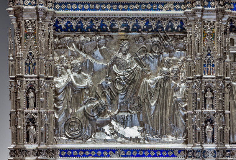 “San Giovanni battezza le folle”, di maestri orafi fiorentini trecenteschi. Formella  “Altare d'argento del Tesoro di San Giovanni (1367 - 1483)”,  Museo dell'Opera del Duomo (Santa Maria del Fiore), Firenze.