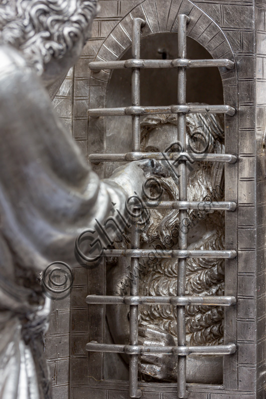 “San Giovanni incarcerato manda i discepoli da Gesù”, di Leonardo di Ser Giovanni. Formella  “Altare d'argento del Tesoro di San Giovanni (1367 - 1483)”,  Museo dell'Opera del Duomo (Santa Maria del Fiore), Firenze.Particolare.