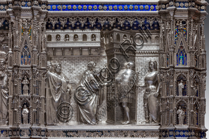 “San Giovanni incarcerato manda i discepoli da Gesù”, di Leonardo di Ser Giovanni. Formella  “Altare d'argento del Tesoro di San Giovanni (1367 - 1483)”,  Museo dell'Opera del Duomo (Santa Maria del Fiore), Firenze.