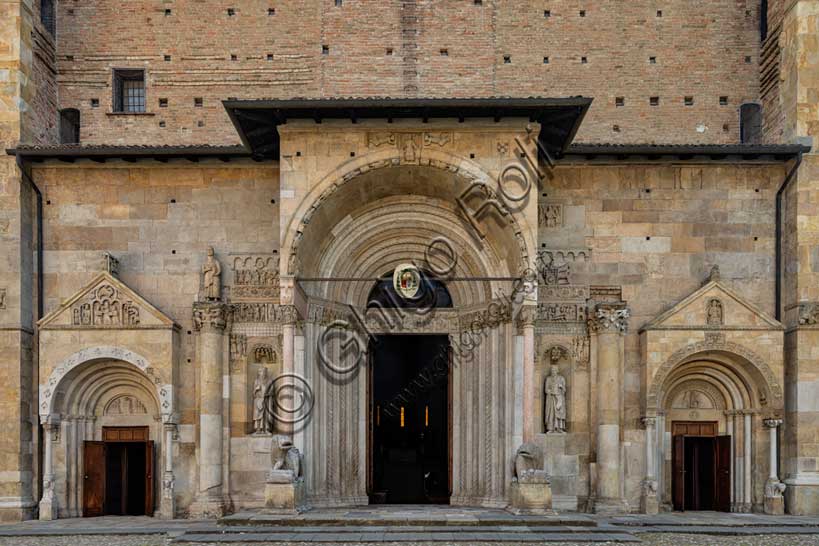 Fidenza, Duomo (Cattedrale di San Donnino), facciata: particolare con i tre portali.