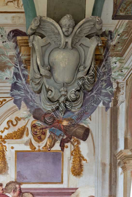 Villa medicea La Petraia, cortile:  “Cosimo I associa al governo il figlio Francesco”, affresco del ciclo dei Fasti Medicei del Volterrano (Baldassarre Franceschini), 1636-1647.Ambientata nel Salone dei Cinquecento in palazzo Vecchio, la scena mostra Cosimo I che protende a suo figlio Francesco in trono la nomina che lo associa al governo. Francesco riceve quindi l'omaggio dei senatori fiorentini, tra una variegata folla di astanti. Sulla parete si vedono la tartaruga del Festina lente, emblema di Cosimo e, anacronisticamente, il rinoceronte, che sarà l'emblema dell'altro figlio di Cosimo, Ferdinando I. Le statue della Pace e dell'Abbondanza, ai lati del trono, rappresentano un buon auspicio sul nuovo governo, vicino a funzionari di corte che versano sacchi di monete in un forziere. A sinistra si vede in primo piano un guerriero, seduto con espressione trasognata su un tamburo da guerra sfondato, perché non dovrà più suonare. Particolare.