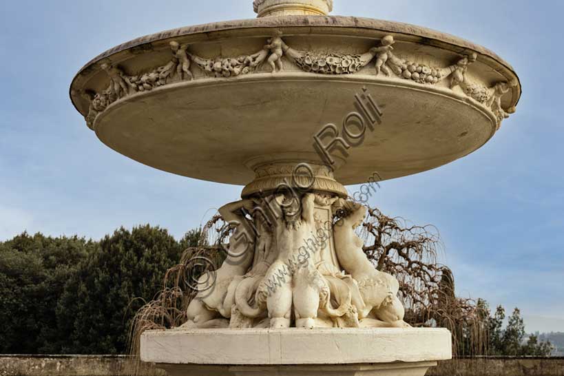 Medici Villa La Petraia, garden, Plan of the Figurine: view of the garden with the Fiorenza fountain, work by Tribolo and Pierino da Vinci (1538-1547). at the top a copy of Giambologna's Venus (the original is today inside the villa).Detail.