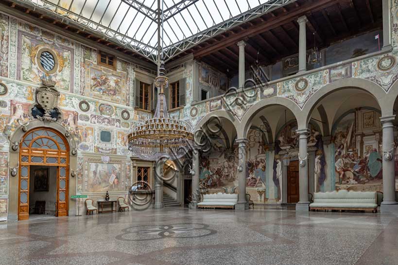 Villa medicea La Petraia: veduta del cortile centrale, con gli affreschi di Cosimo Daddi e del Volterrano (Baldassarre Franceschini).